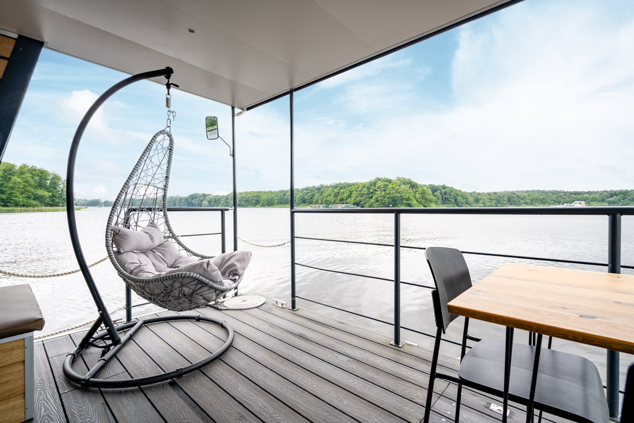 Hängesessel auf der Bug-Terrasse
